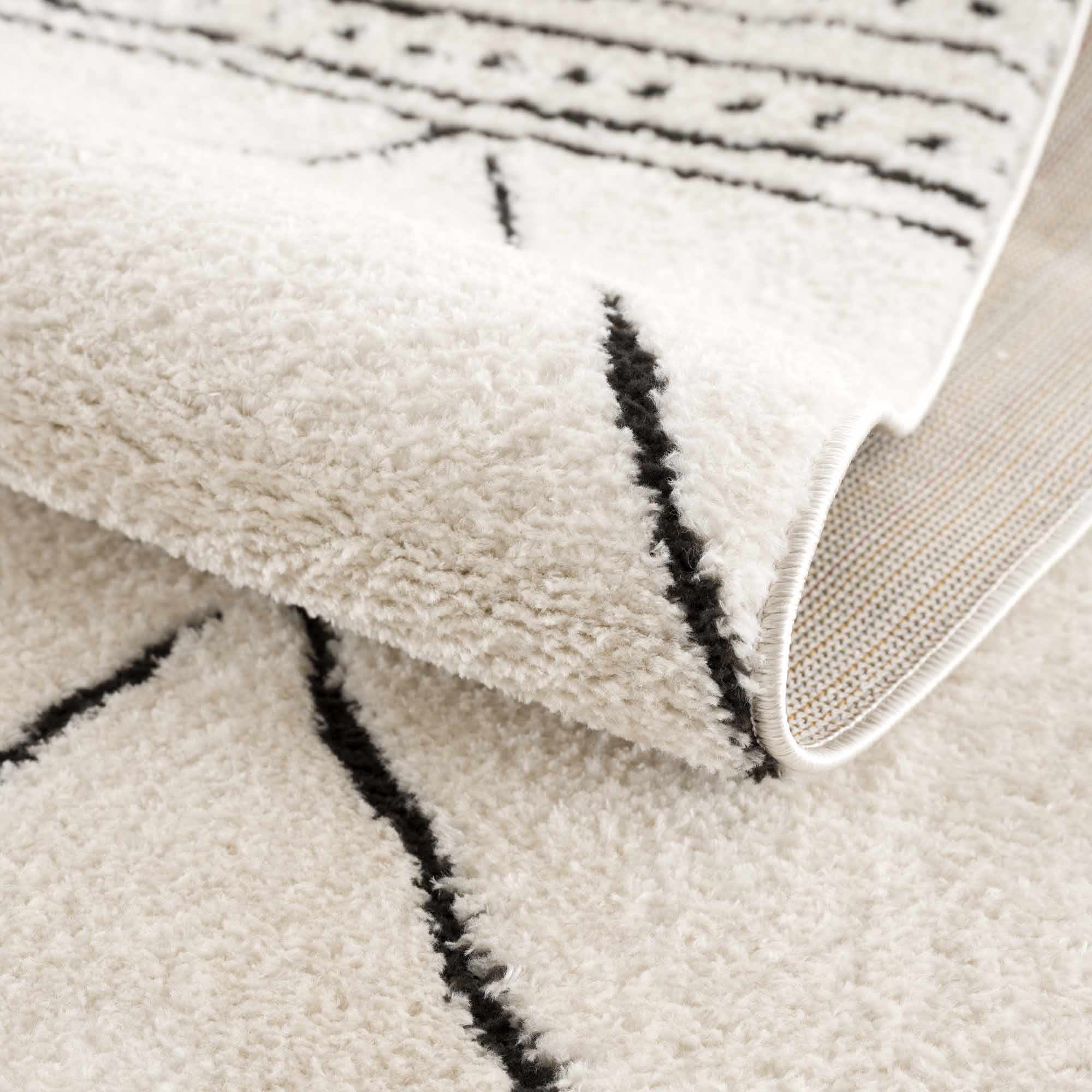 Stunning Hauteloom Keone Black & White Area Rug - Transform Your Space