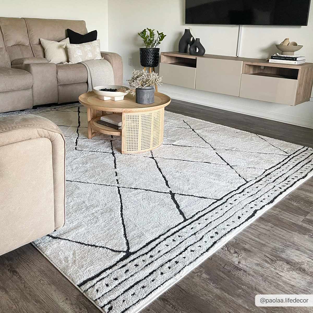 Stunning Hauteloom Keone Black & White Area Rug - Transform Your Space