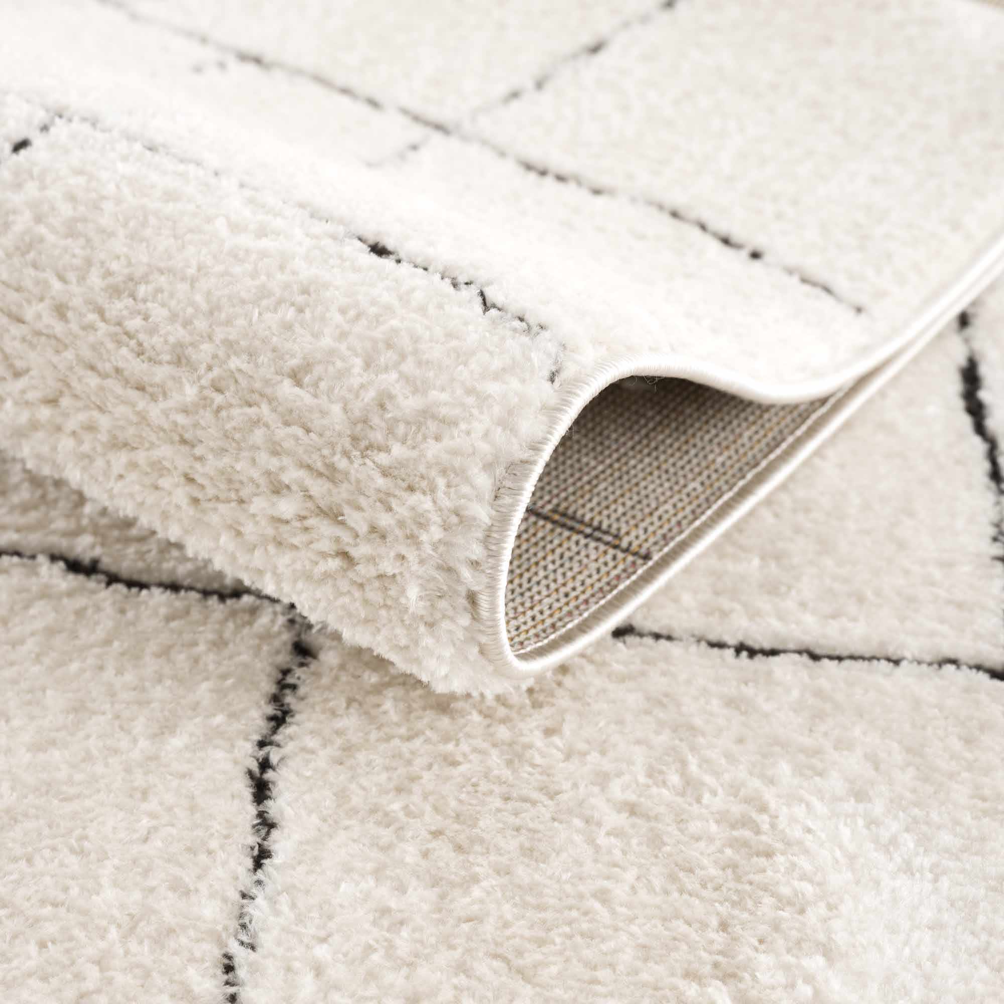 Hauteloom Keanu Black & White Gambit Rug - Effortlessly Stylish!