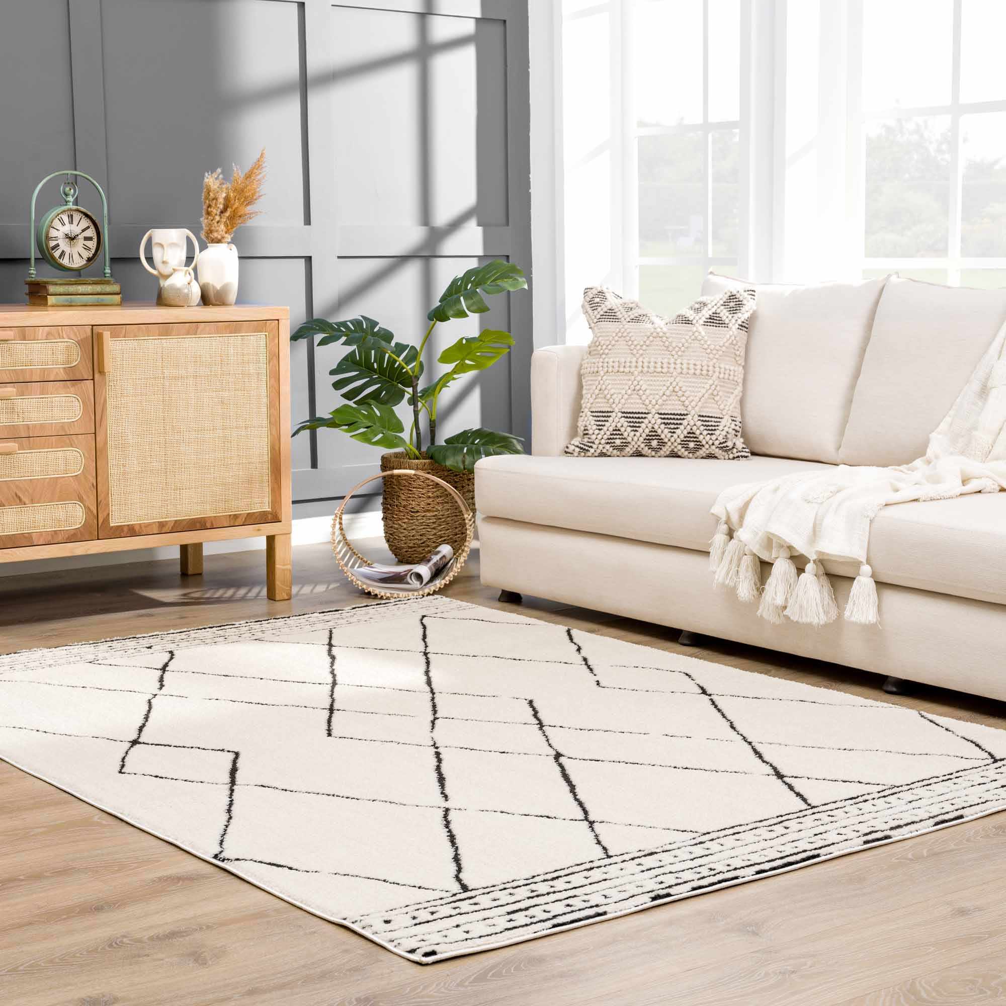 Stunning Hauteloom Keone Black & White Area Rug - Transform Your Space