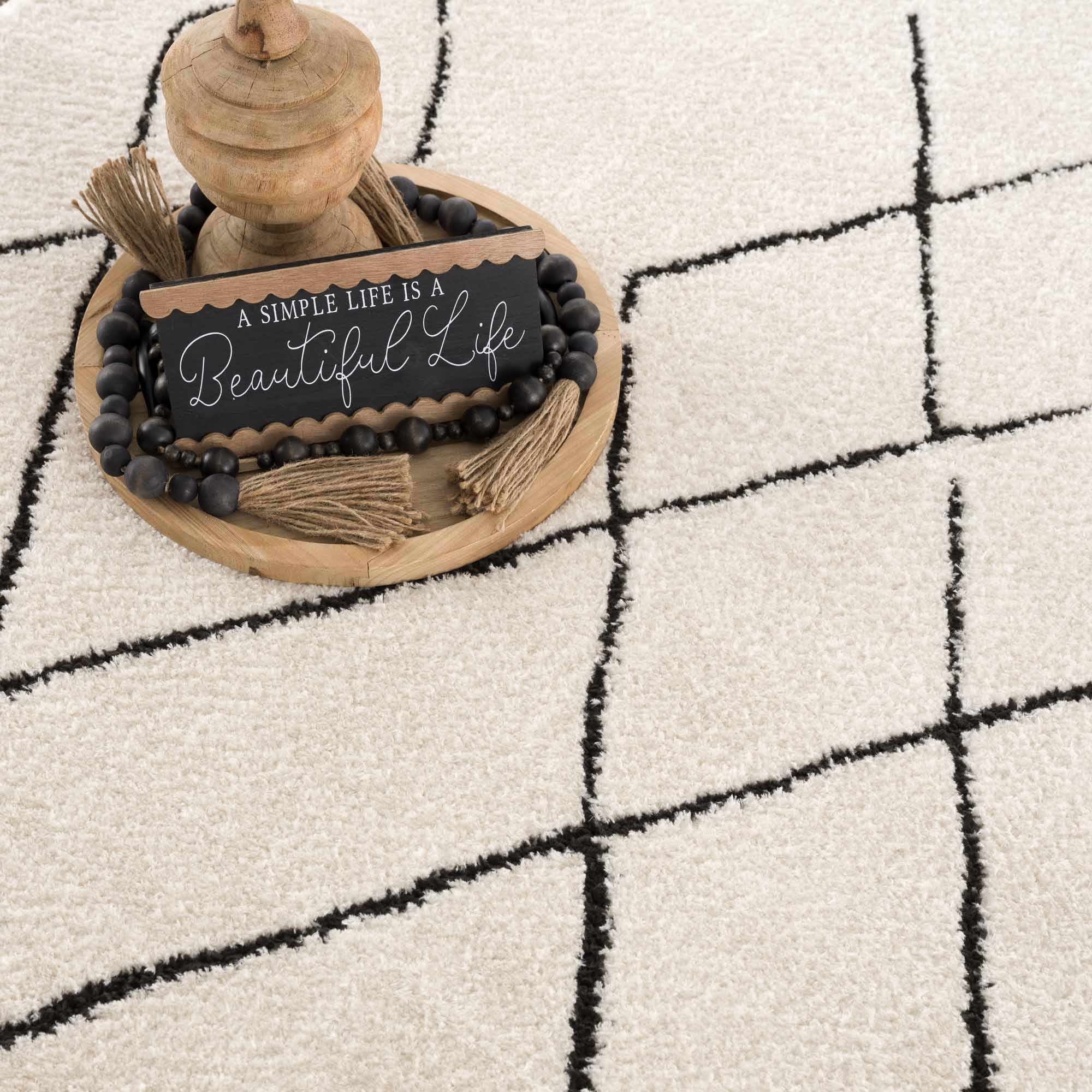 Stunning Hauteloom Keone Black & White Area Rug - Transform Your Space