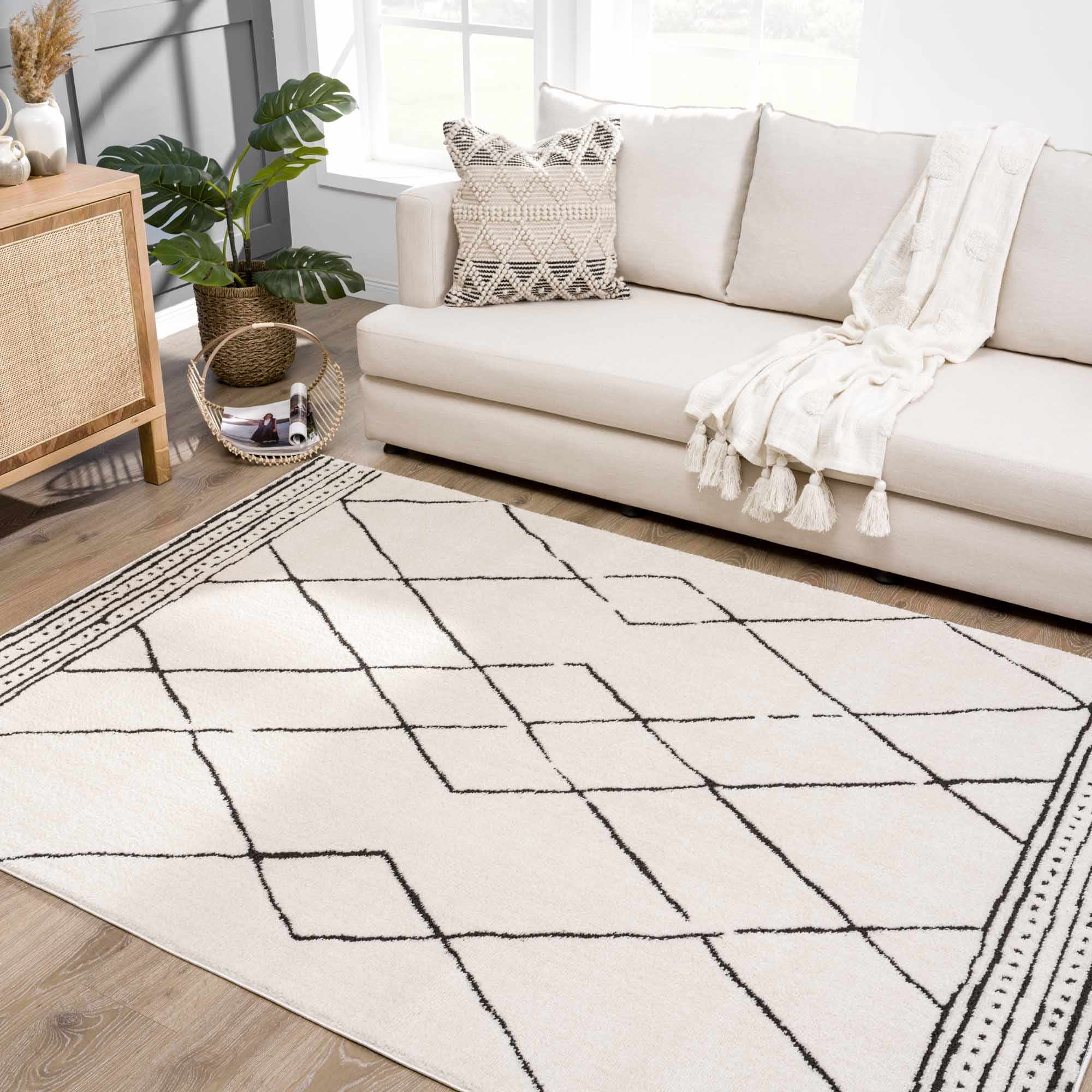 Stunning Hauteloom Keone Black & White Area Rug - Transform Your Space