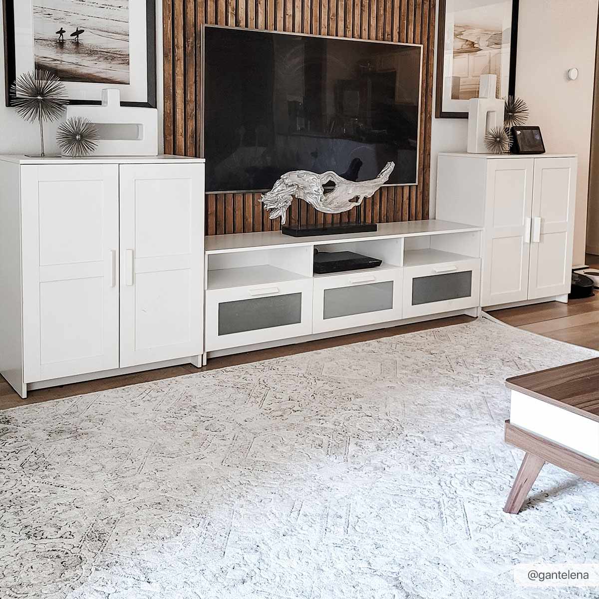 Exquisite Hauteloom Parkerfield Area Rug - A Timeless Beauty for Your Home